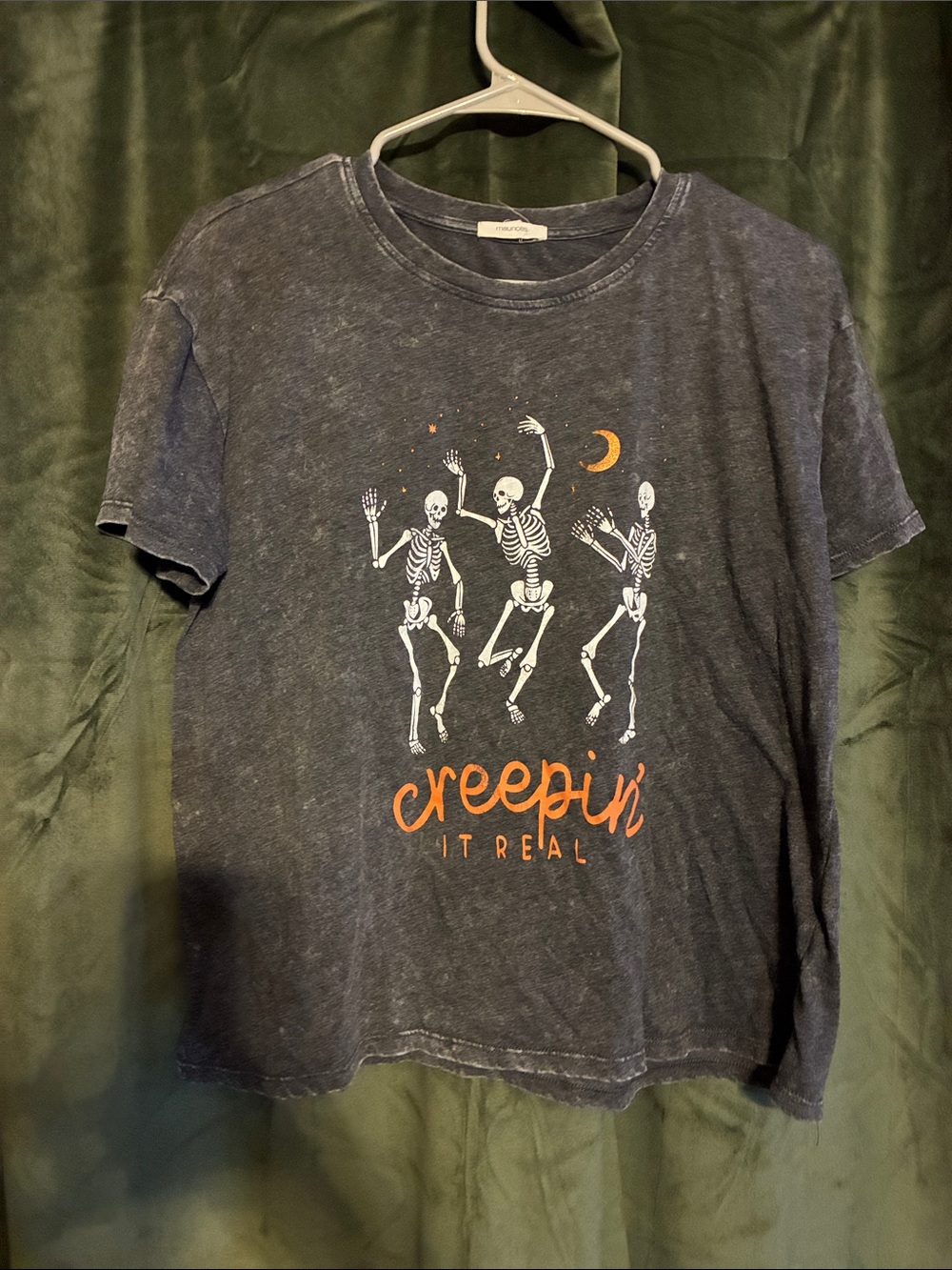 Women’s Graphic Tee - Gray ‘Creepin' It Real' Skeleton Print